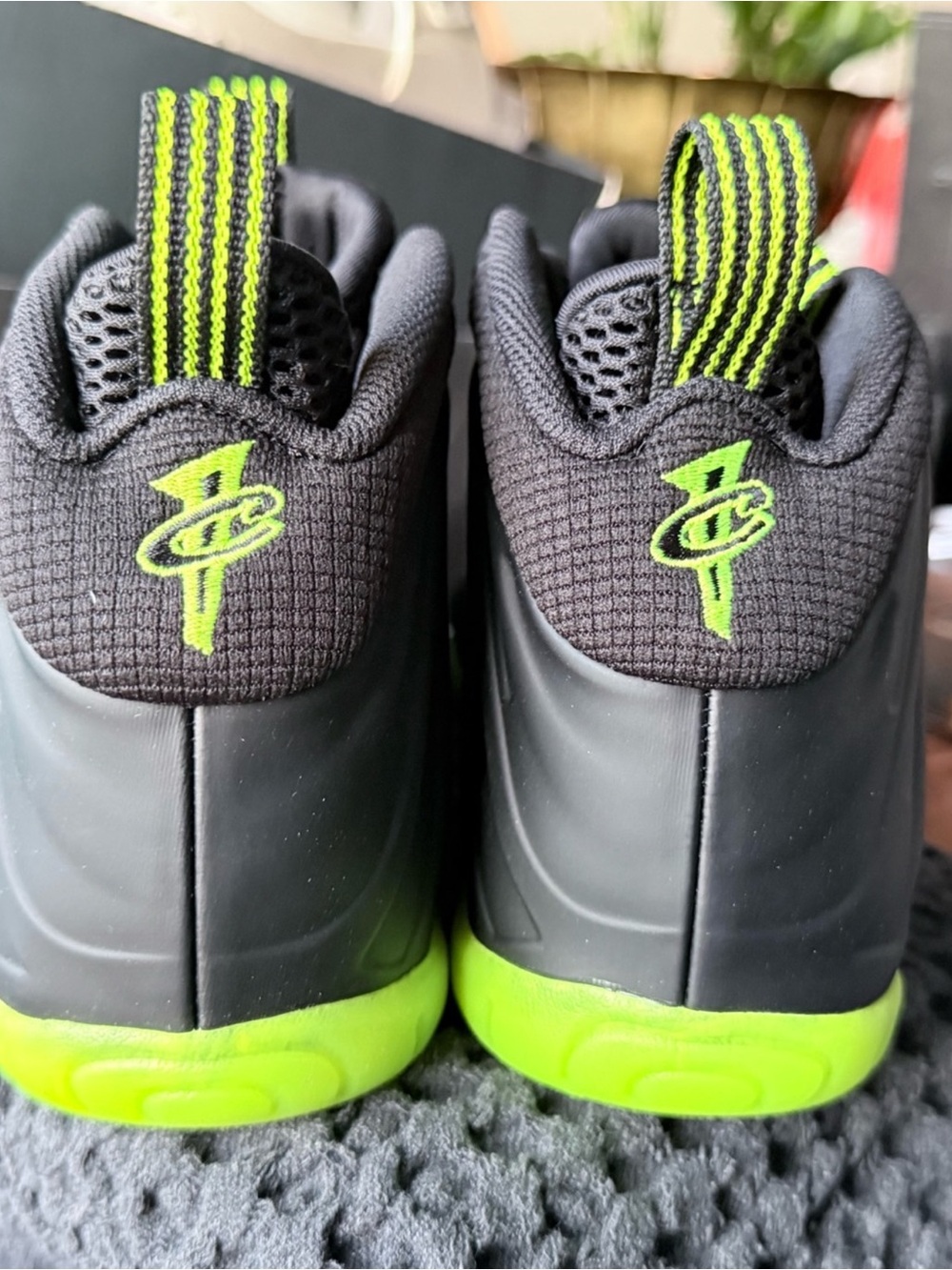 Nike Foamposite Black/Volt - Picture 5 of 5